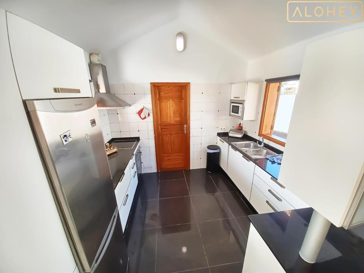 Magica 7 Minutes Walk To Center With Pool And A/c Villa